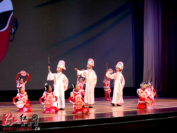 节目九:少儿戏曲联唱《南腔北调唱群雄》演出单位:南县春蕾舞蹈学