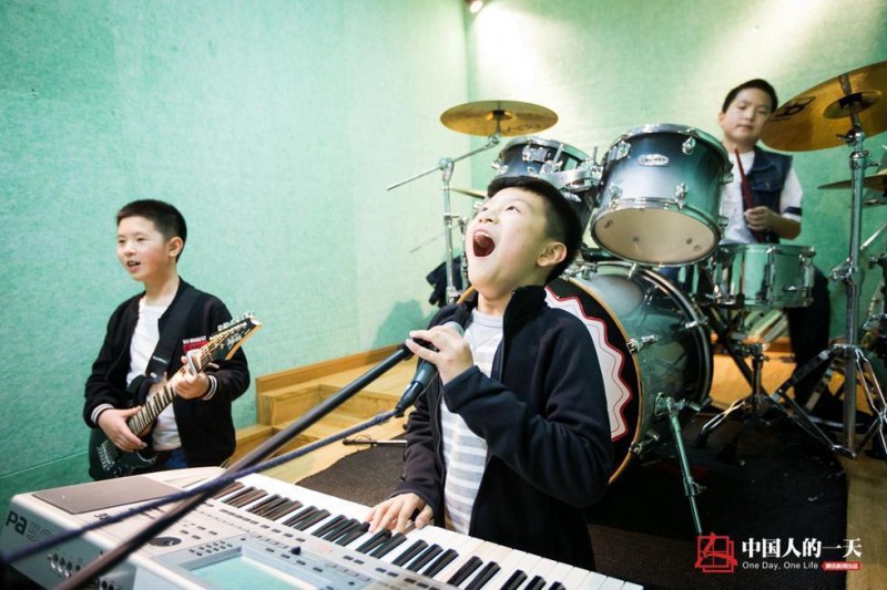 组图 小学生组摇滚乐队演出 幼儿园起学乐器