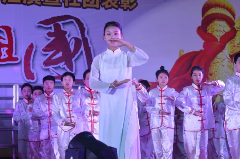 让每个孩子都站在舞台中央 新文学校举行2019年庆 六一 表彰暨社团文化节汇演活动